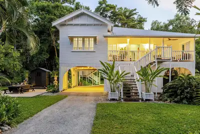 Image de Charming Queenslander surrounded by Rainforest