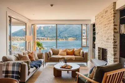 Image de Azure Luxe Lakeside Retreat – Pool • Spa • Gym