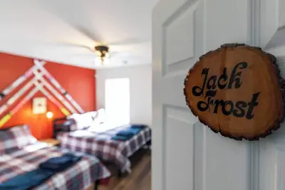 Image de Lakefront Poconos 5br | Hot Tub • Dock • Near Ski