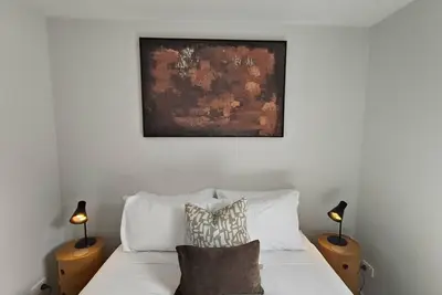 Image de 5 min walk to Queenstown, with a carpark