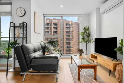 Image de 2br Urban Jungle Escape • Walk to Everything