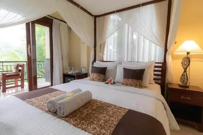 Image de Chambre de luxe à l'étage supérieur avec vue sur la piscine et la nature