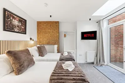 Image de 5 Bedroom • 4 Bath • Annex • Games Room • Parking