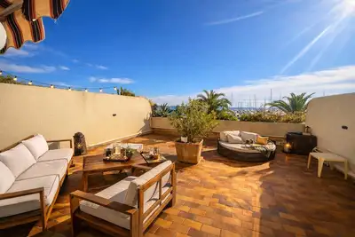 Image de Appartement T2bis + grande terrasse de50m2 Vue imprenablesur le port et les îles