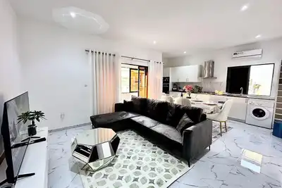 Image de Comfy T2 Apartment + Fast Wi-Fi Steps to Beach, Restaurants, playground and fun