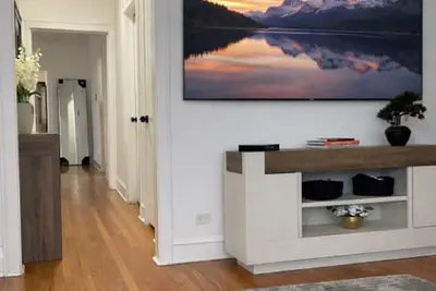 Image de A 3-bedroom, 2-bathroom residence that provides ample space and comfort.