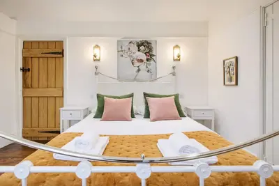 Image de Heron Stays- Boutique Period House for Large Groups (14), Parking for 2, Bath