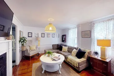 Image de 300 Year-Old Antique Home in Old Town, Ocean Peeks, Clawfoot Tub, Sleeps 7