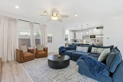 Image de O18a Spacious 3br Houston Home Sleeps 10 With Two Living Areas
