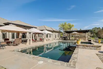 Image de Pool, Peacocks & Views! Lavish Retreat in Gilroy