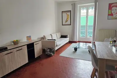 Image de Vaste 160m² Lumineux en Plein Cœur de Nîmes