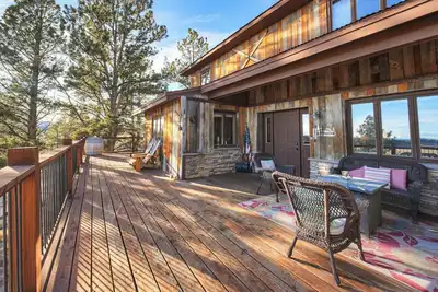 Image de Spacious Valley View Lodge - Huge deck!