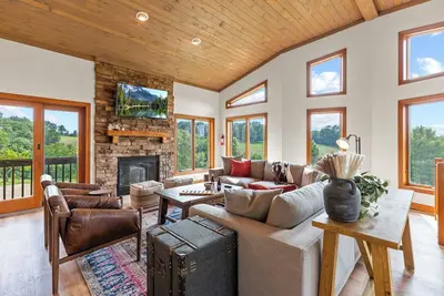 Image de Not Another Cookie Cutter Cabin