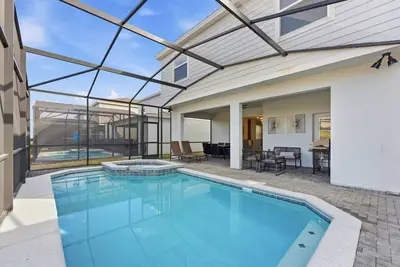 Image de Stylish 6br Home with Themed Rooms and Pool 22034