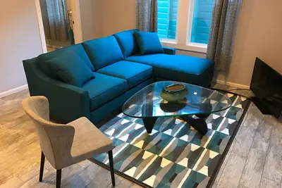 Image de Remodeled Close-in Walkable Unit!