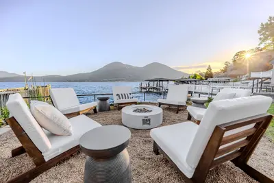 Image de Lakefront Hot Tub • Fire Pit • Dock • Games & WiFi