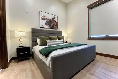 Image de Alpine Luxe Loft- Hot Tub, Fireplace, Views, Ski Shuttle, Tub, Centrally Located