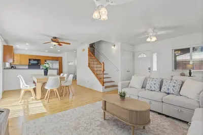 Image de Hillside 3 Br House | W/D • 2 Car Garage • A/C