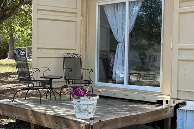 Image de Quaint container home on private road 1bd/1bath that can sleep 4