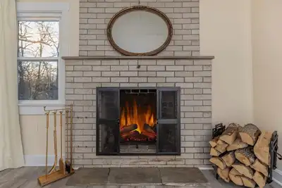 Image de 4-bedroom Cozy farmhouse with fireplace and sunroom