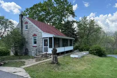 Rustic 3 Br cottage next to Blue Marsh!