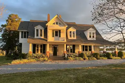 Image de 4-bedroom historic waterfront farmhouse with pool in Cambridge