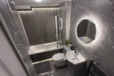 Image de Modern Spacious 2-Bed Apartment • Sleeps 4 • Near City Centre free parking