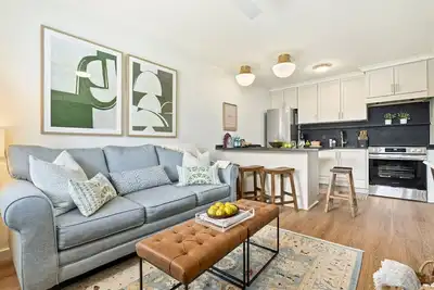 Image de Samford Suite- King bed, sleeps 4, parking, 0. 5 walk to Toomers/Stadium