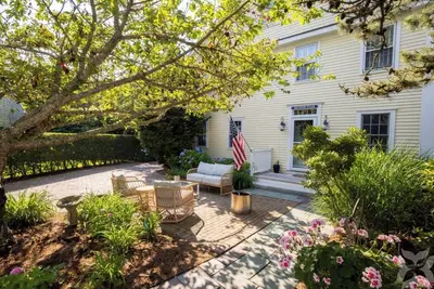 Image de New for 2026! Fabulous 5 bed/4 bath home perfect for 1-2 families in Naushop!