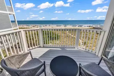 Image de Direct Oceanfront w/ Private Balcony