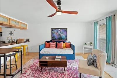 Image de Lady Bird Condo. Walk Downtown. Relax by Pool