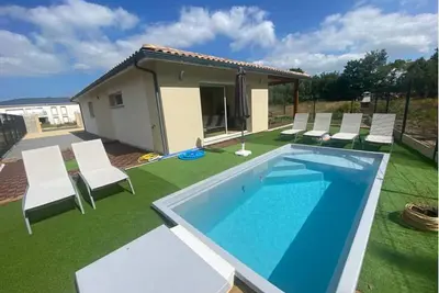 Image de Villa moderne tout confort avec climatisation, piscine, jardin