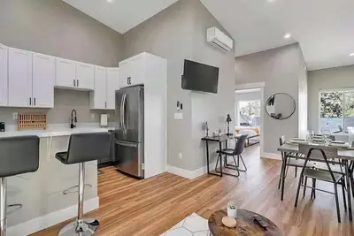 Image de 2-bdrm 2 bath townhome in Midtown Reno w/ garage- A Walkers Paradise!