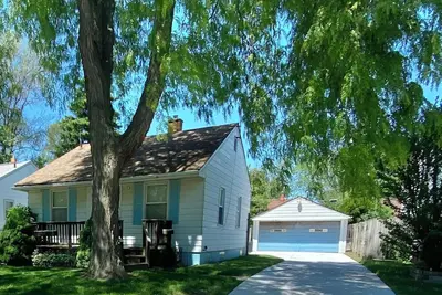 Image de Perfect 3-bedroom Comfy Cozy home with Ac, & Sun Porch in charming Harper Woods.