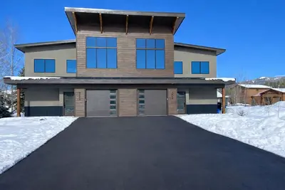Image de Welcome to your elevated mountain escape in McCall. Brand New Luxury Townhome