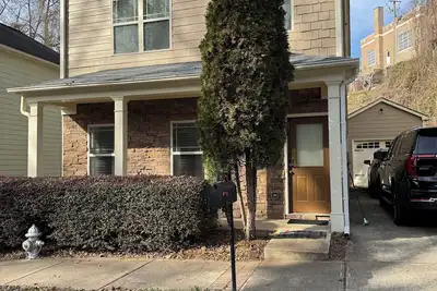 Image de 3-bedroom house in serene Canton downtown walk to great restaurants