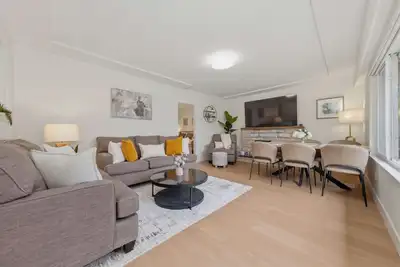 Image de Modern 5Bdrm House, Close to Airport & Skytrain&Shops!