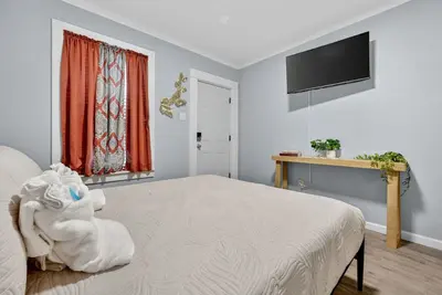 Image de Simple & Comfy Tiny Pensacola Studio