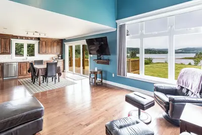 Image de Spacious Home with Stunning Ocean Bay Views