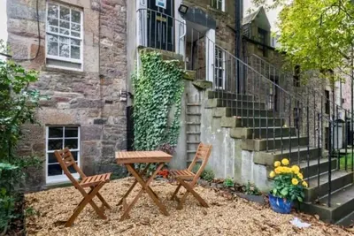 Image de Main door flat with private garden city center