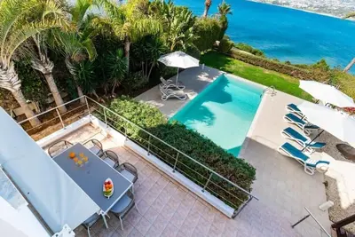 Image de Beachfront Villa Mare – Private Infinity Pool & Jacuzzi Escape in Kissonerga