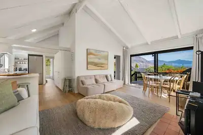 Image de Lake & Mountain Views | 2 Living Areas | Sleeps 8