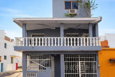 Image de Upper floor of house 2501 for 15 guests one block from the Malecón