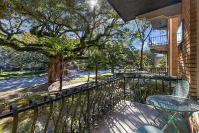 Image de 1 Bedroom Historic Gem | 1st Floor + Pet Friendly