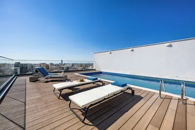 Image de 101 Sfiggos - Balcon-vue sur la ville et piscine commune sur le toit