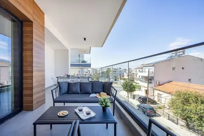 Image de 202 Sfiggos - Grand balcon et piscine commune sur le toit