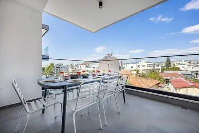 Image de 102 Sfiggos - Vue sur la ville et accès à la piscine commune sur le toit