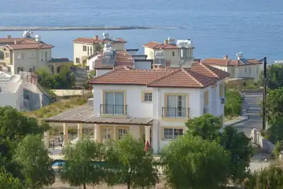 Image de Ferienvilla mit Blick auf das Wasser by Interhome