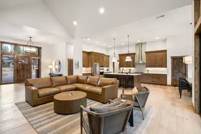 Image de Luxe Caldera Escape w/ Forest Views, Private Hot Tub, Sauna, Game Room, Seasonal Pool, Bikes & More!