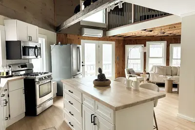 Image de 27 Acre Scandinavian-Inspired Hideaway Near Lake Sunapee